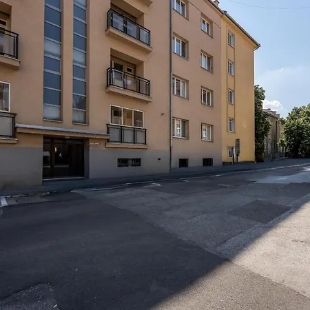 Διαμέρισμα Blizko Stanice Podtatranskeho 1 Center 4 *